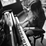 Sarah Gellini joue du piano